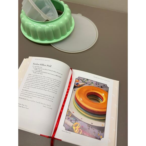 Jell-O Bundle - VTG Pistachio Green Tupperware Mold & Classic Recipes Cookbook - Picture 3 of 8